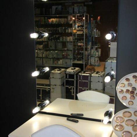 Make-up mirror with light