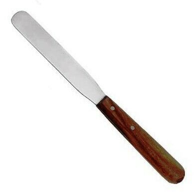 Metalli spatula puukahvalla